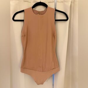 Skims Faux Leather Crewneck Sleeveless Bodysuit – Sienna
💲50 | Size: XS | SKIMS